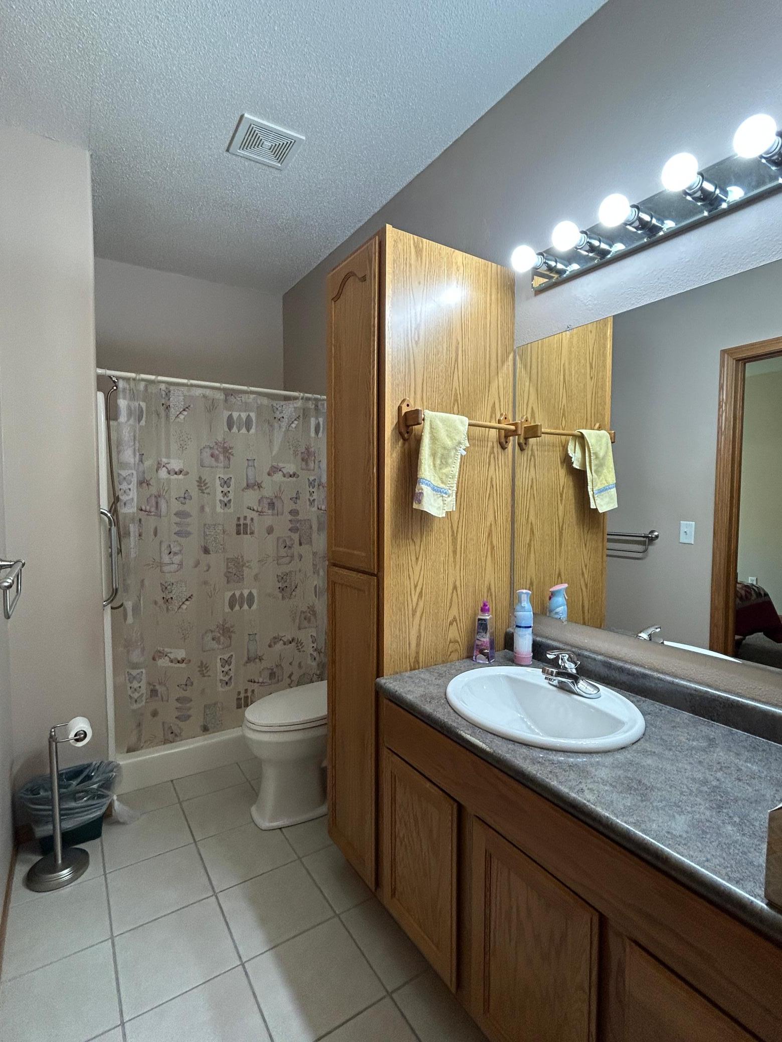 Main Bath.JPG