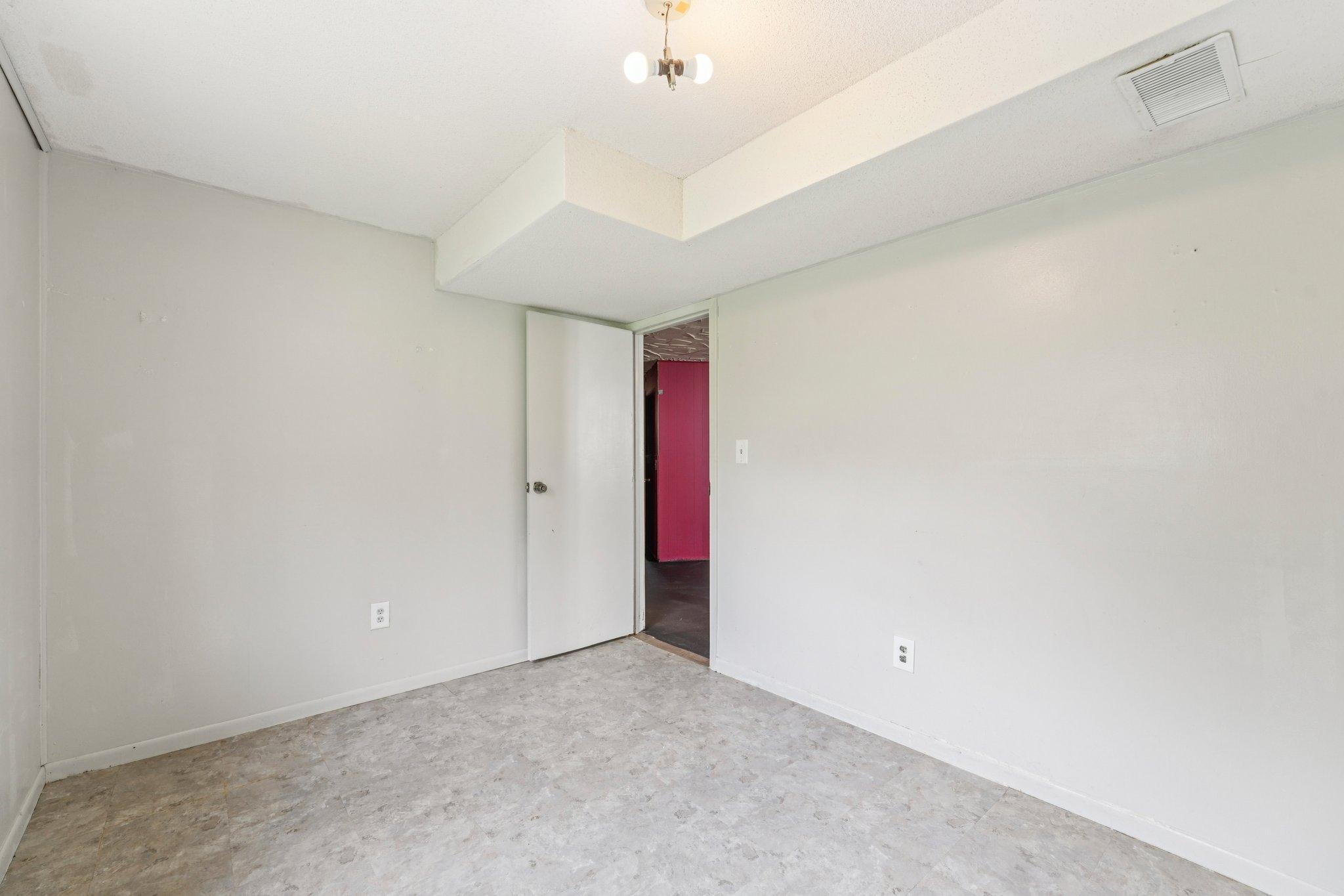 37-web-or-mls-74th Ave-2406-035.jpg