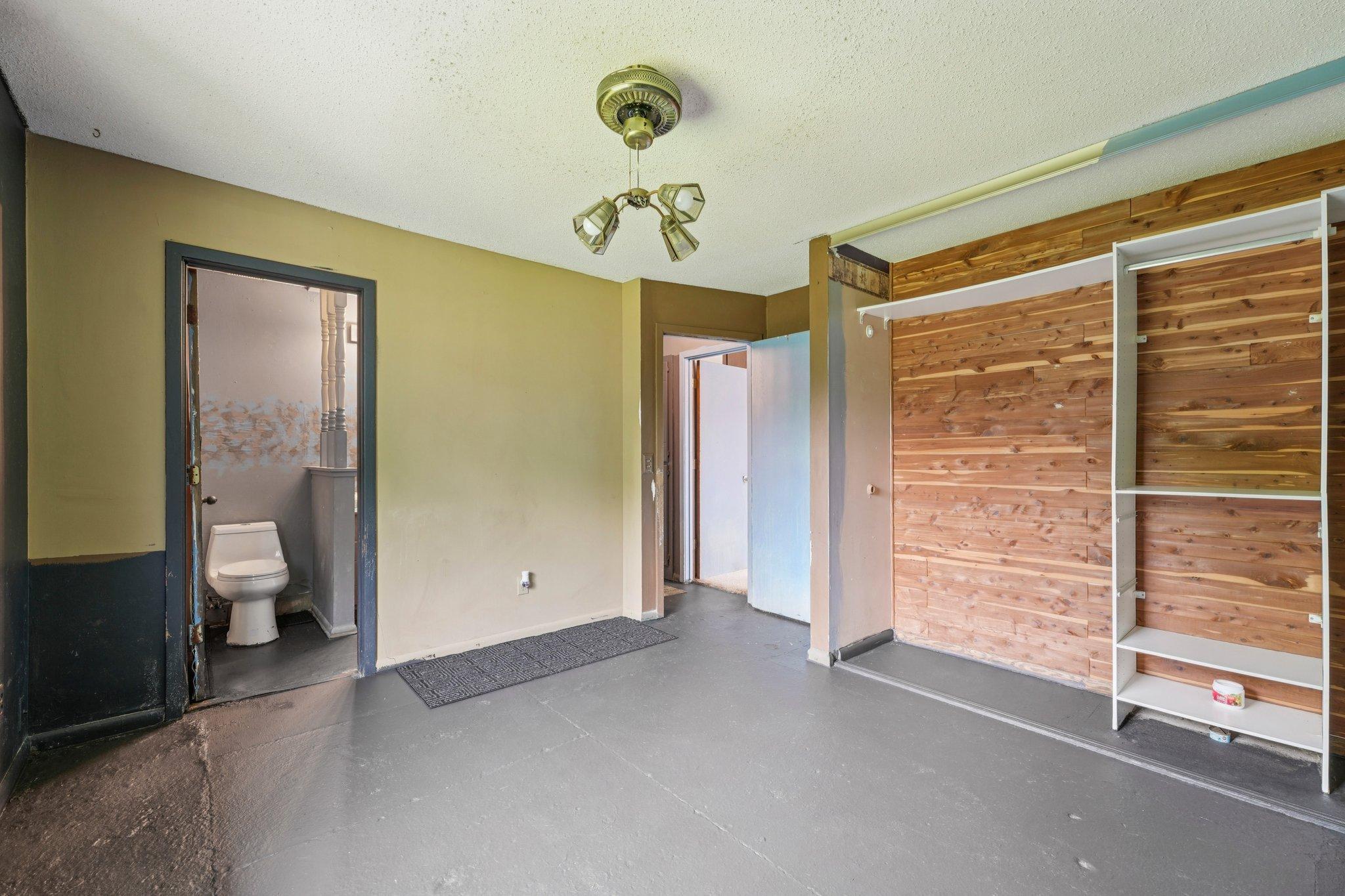 32-web-or-mls-74th Ave-2406-030.jpg