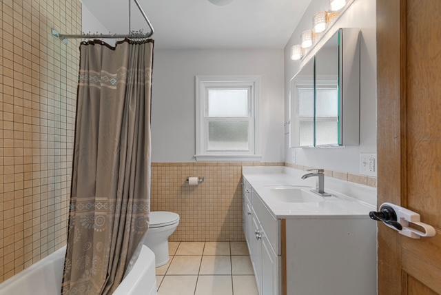 25 Bathroom.jpg