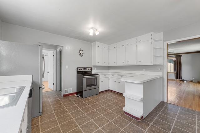 19 Kitchen.jpg
