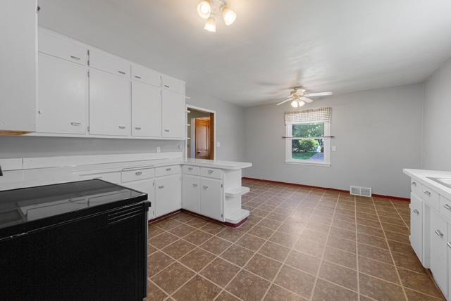 18 Kitchen.jpg
