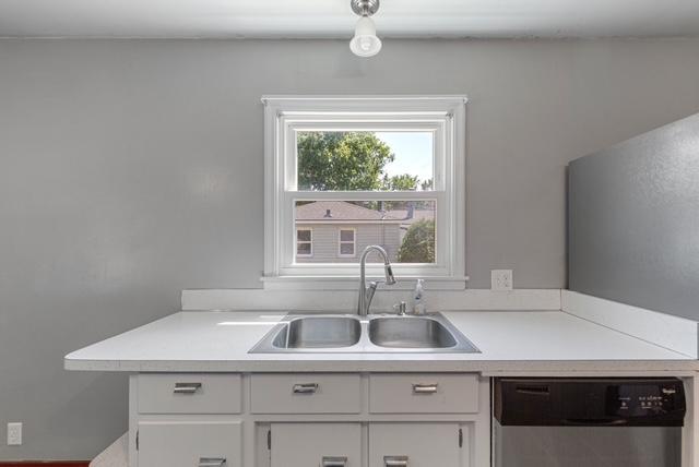 22 Kitchen.jpg