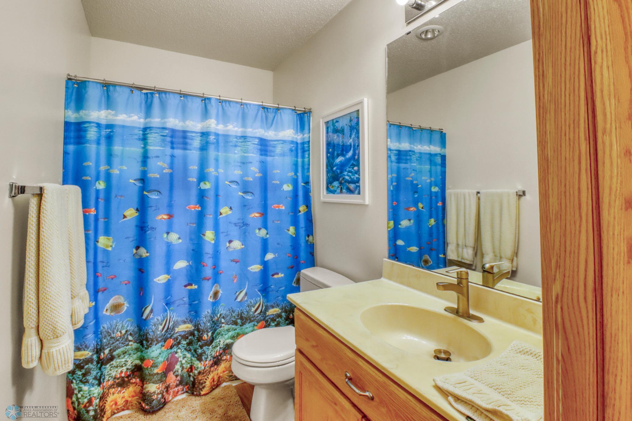 31Upstairs Bathroom1_1.JPG