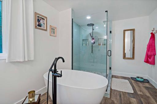 Classy & Cool Retro Tub & Walk-In Rainshower