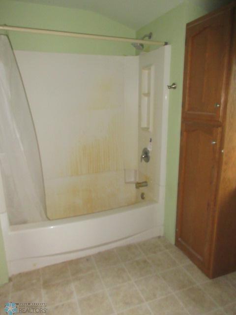 Upper Full Bathroom