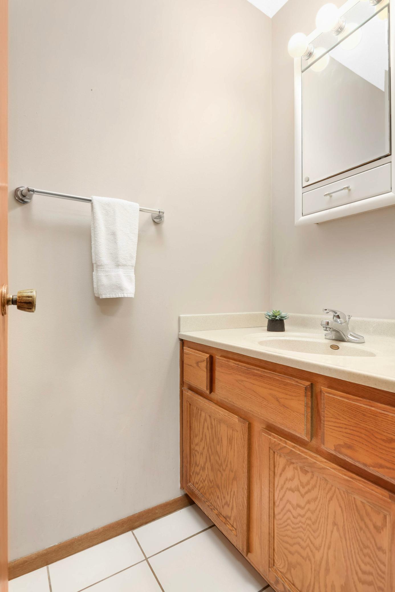 Main level 1/2 bath