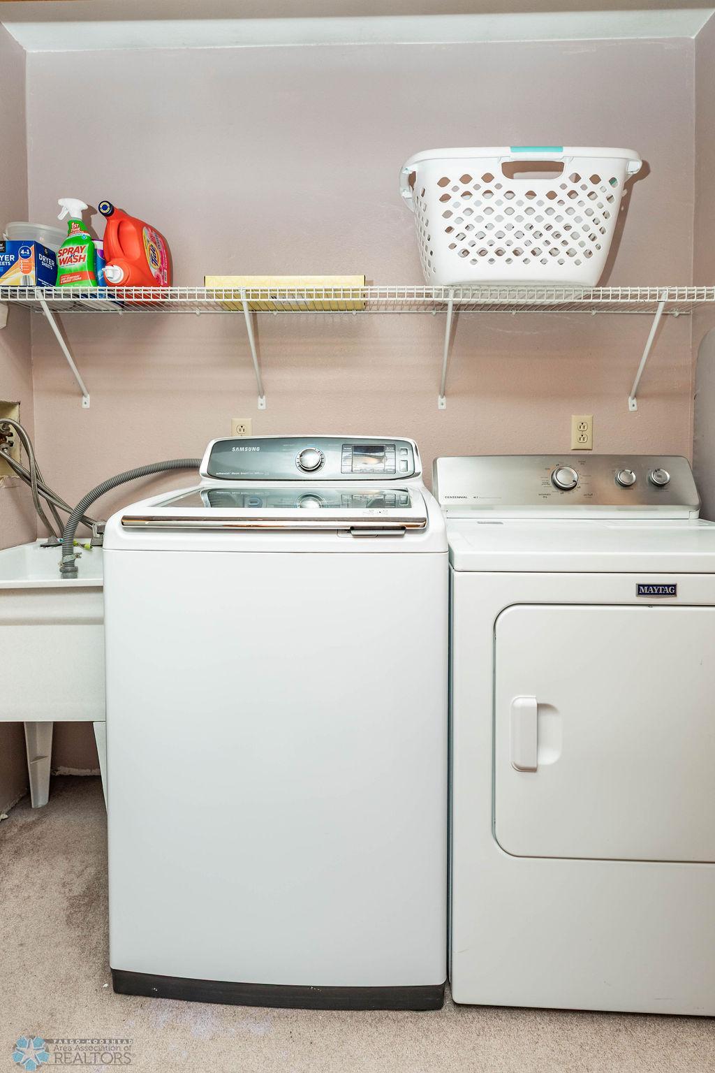 Washer/Dryer included!