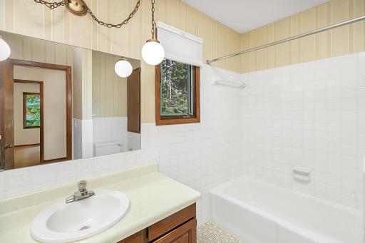 Main Bathroom.jpg