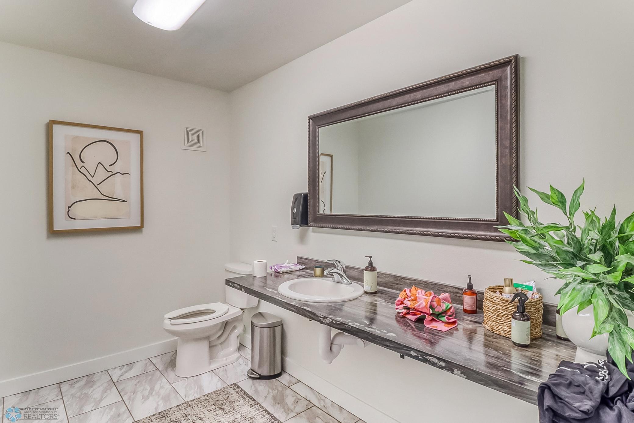 Office Bathroom1_1.jpg