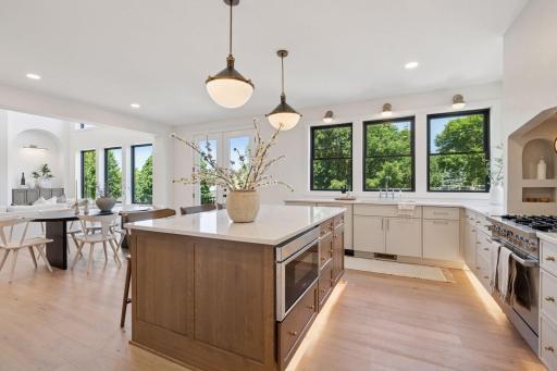Large kitchen island, the true heart of the home