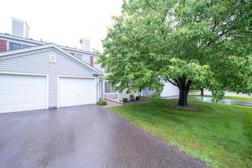 Great Eagan townhome in convenient location!