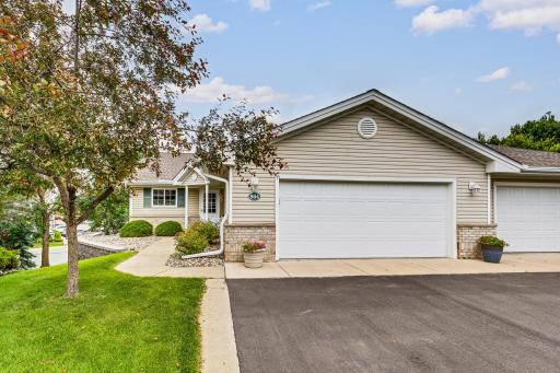864 Woodland Court, Mahtomedi, MN 55115