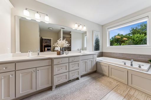641 Callahan Place, Mendota Heights, MN 55118