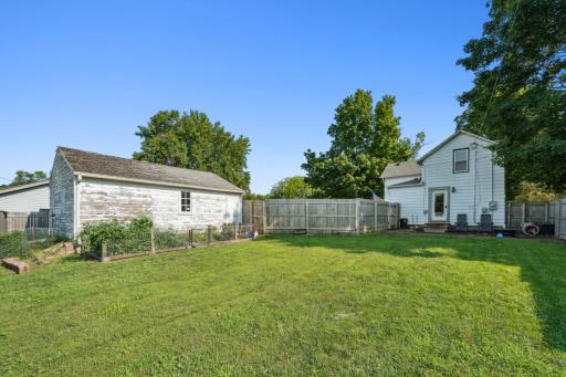 Large Fenced yard-Seller willing to credit buyer for Garage!