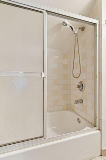 118 14th Avenue Northeast - Upper level full bathroom