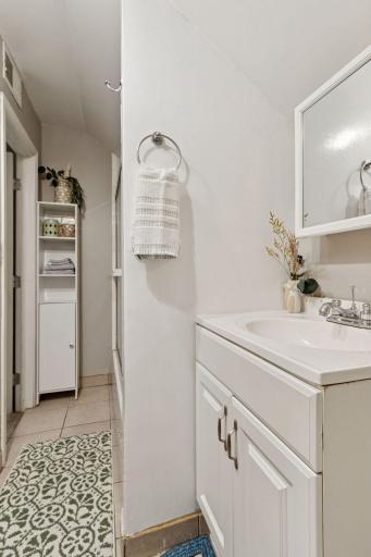 118 14th Avenue Northeast - Upper level full bathroom