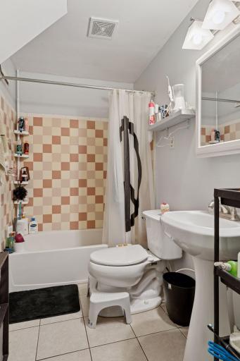 120 14th Avenue Northeast - Main floor full bathroom
