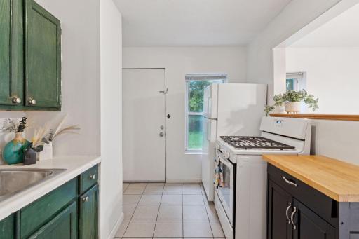 118 14th Avenue Northeast - Full size refrigerator and gas range