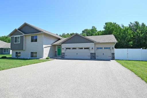 38391 Hunters Ridge Trail, North Branch, MN 55056