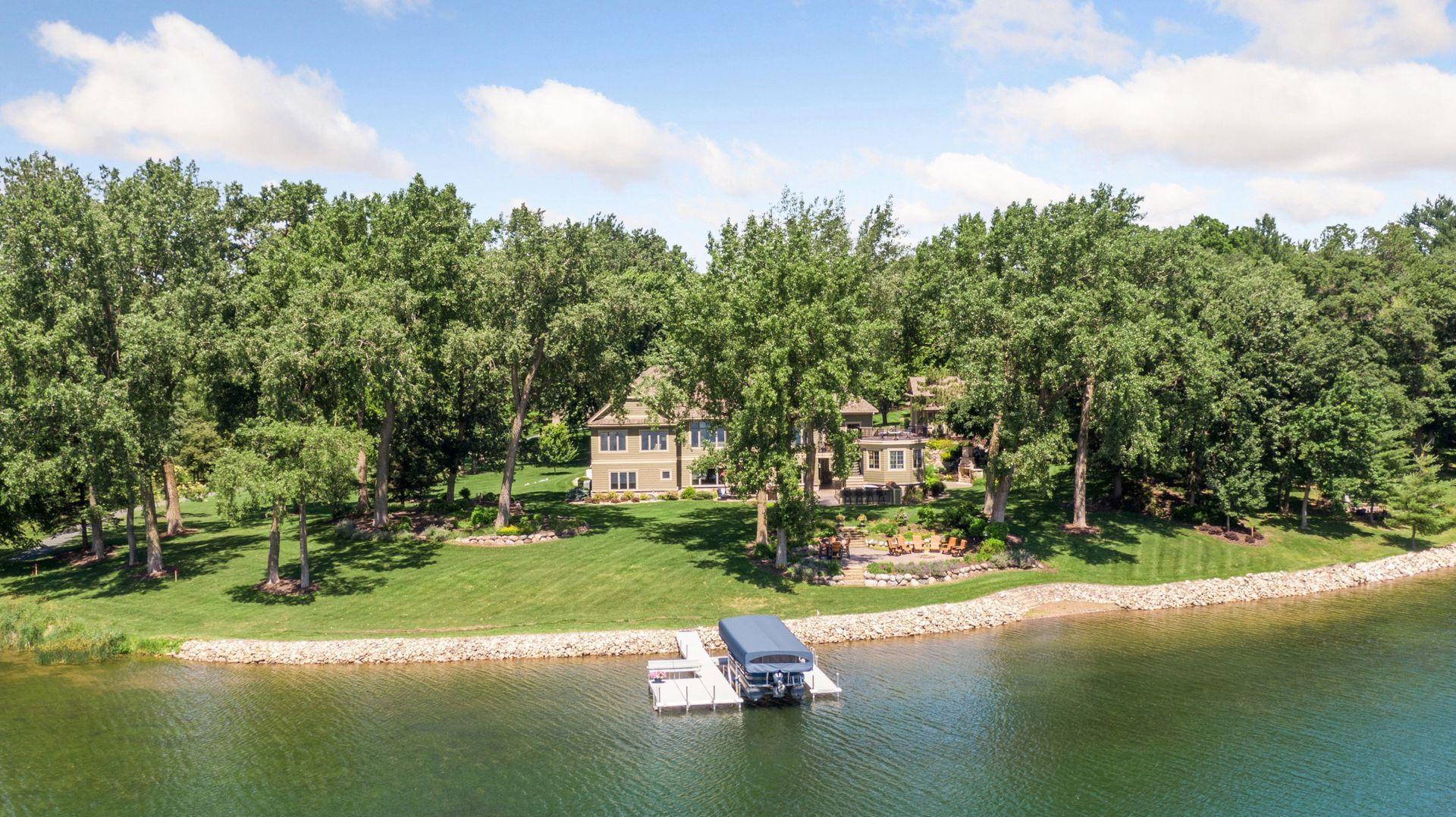 Expansive lakeshore over 555'