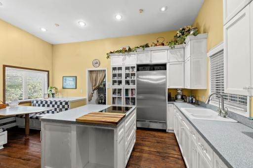 Barn Kitchen: (15' x 19')