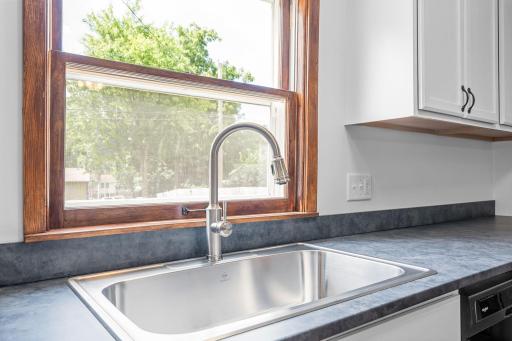 Oversized kitchen sink with view over backyard