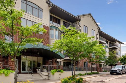 Welcome to Grandview Square in Edina! Residents of Grandview Square enjoy a well-maintained building with amenities such as a community room, exercise area, and beautifully landscaped grounds, walking paths, gardens, and so much more!