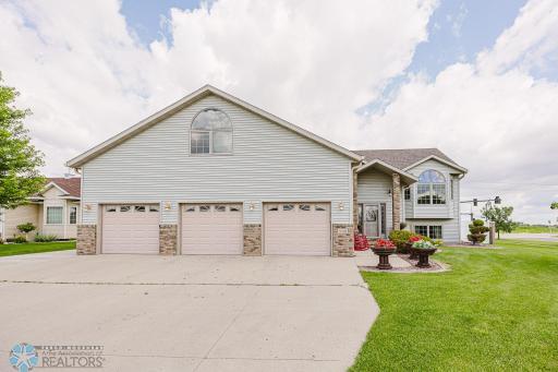 5501 Farmstead Court S, Fargo, ND 58104