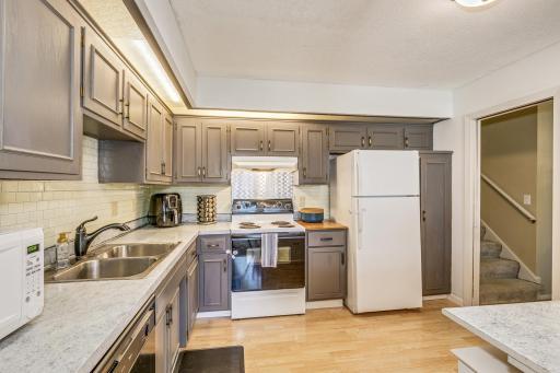 Beautiful and spacious end unit! Just a 3 minute walk from the pool, clubhouse and tennis/pickleball courts! The perfect place for family time.