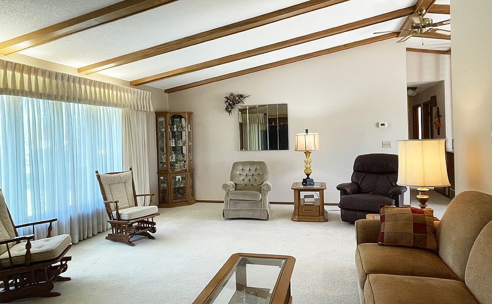 05 LivingRoom2.jpg