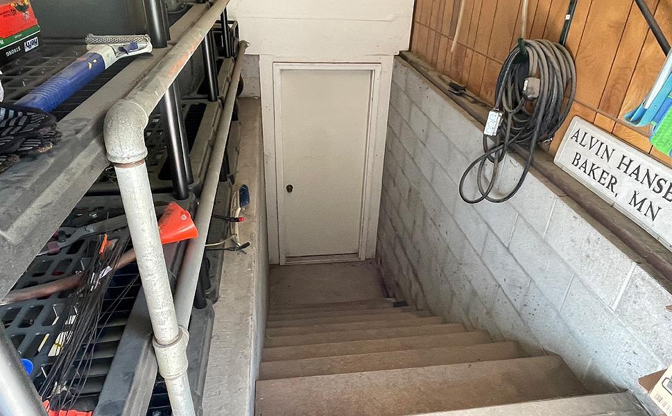40 GarageStairsToBasement.jpg