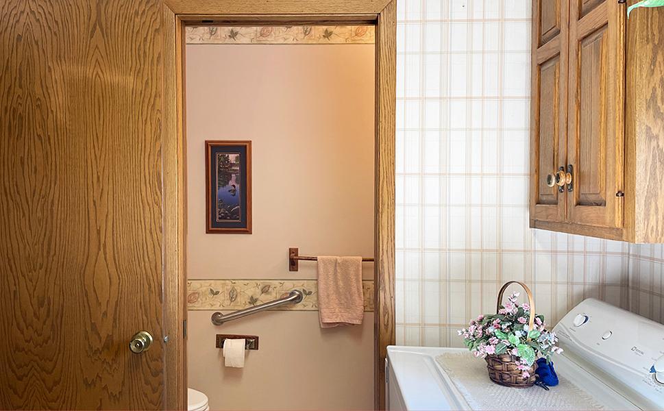 15 LaundryToHalfBath.jpg