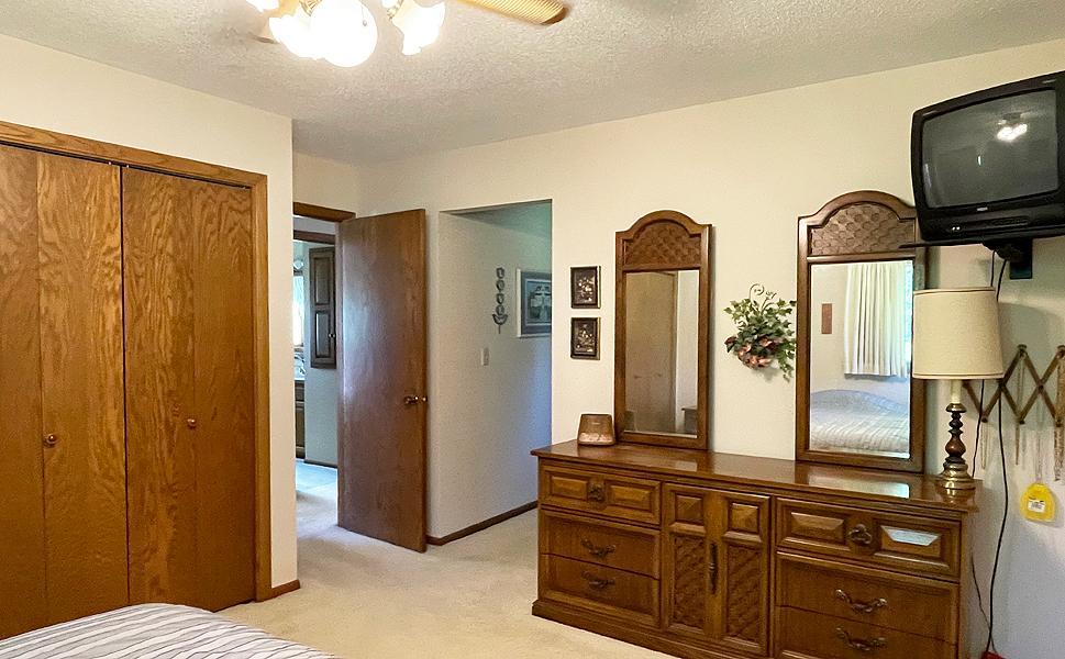 20 PrimaryBedroom3.jpg