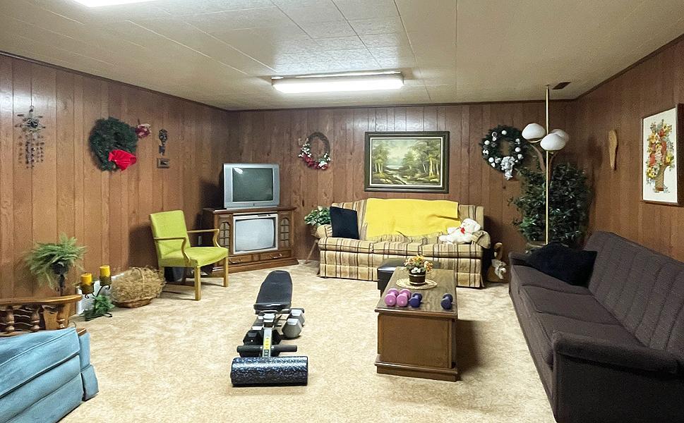 30 FamilyRoom1.jpg
