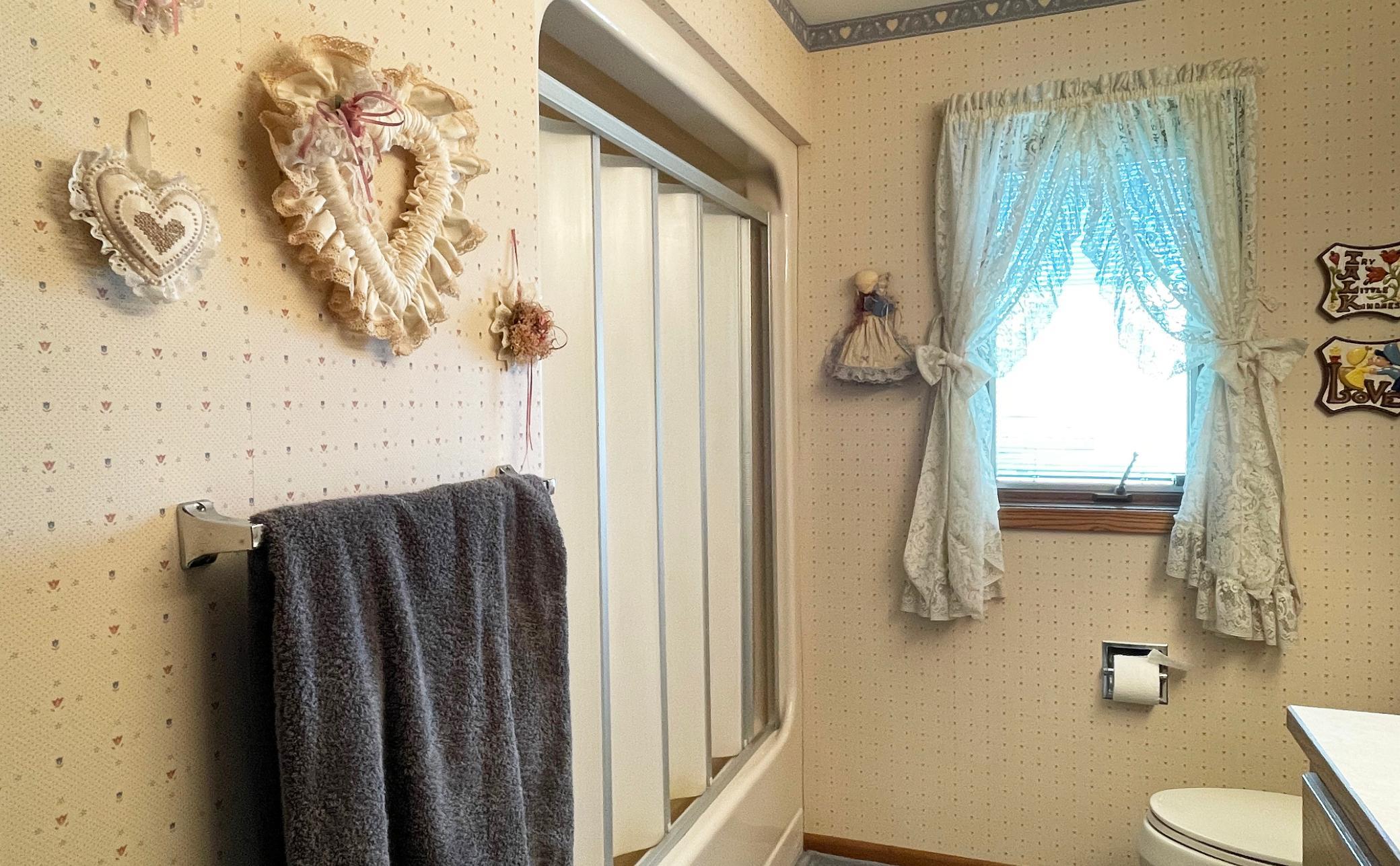 27 MainBath1.jpg