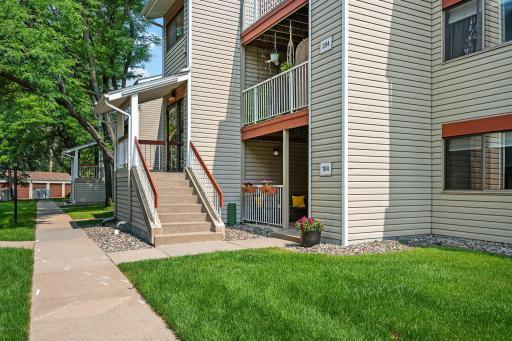 Welcome Home to this St. Louis Park Main Level Living Condo!