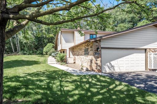Welcome to your 3 level split townhome in Cimarron Ponds!