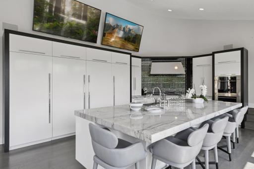 11068 Bell Oaks Estate Road, Eden Prairie, MN 55347
