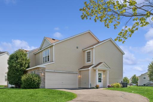 Gorgeous corner lot townhome in Apple Valley!