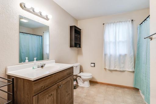 18_2053_29thStS_Bathroom1_1_mls.jpg