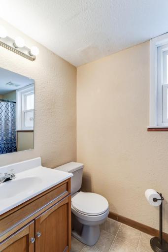 26_2053_29thStS_Bathroom2_mls.jpg