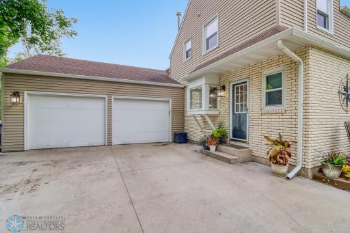 Garage_exterior1_1.jpg