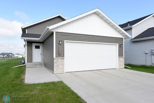 1040 BARNES Drive, West Fargo, ND 58078