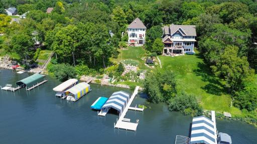 Enjoy boating on Jennings Bay with easy lake access to Lord Fletchers, Big Island, and Wayzata.