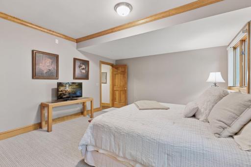 13985 Crowne Hill Lane, Minnetonka, MN 55305