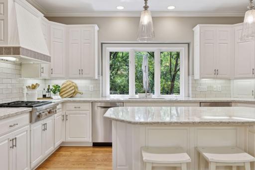 13985 Crowne Hill Lane, Minnetonka, MN 55305