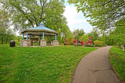 13985 Crowne Hill Lane, Minnetonka, MN 55305