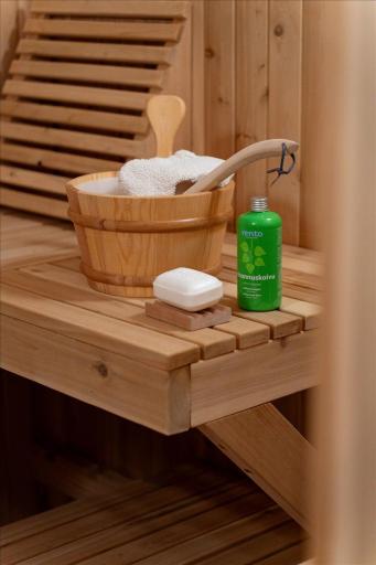 This fabulous sauna is in PERFECT condition and you will love the convenience after a day on the water.