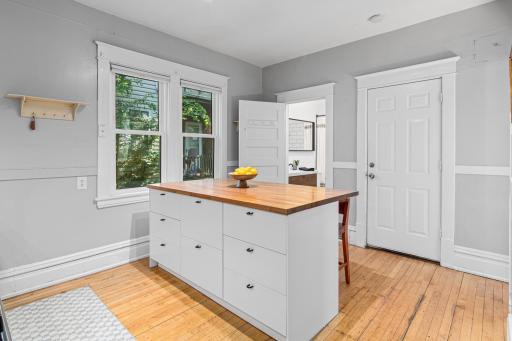 1066 Woodbridge Street, Saint Paul, MN 55117